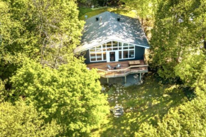 Waterfront Haliburton, All Season, Fully Equipped Cottage!